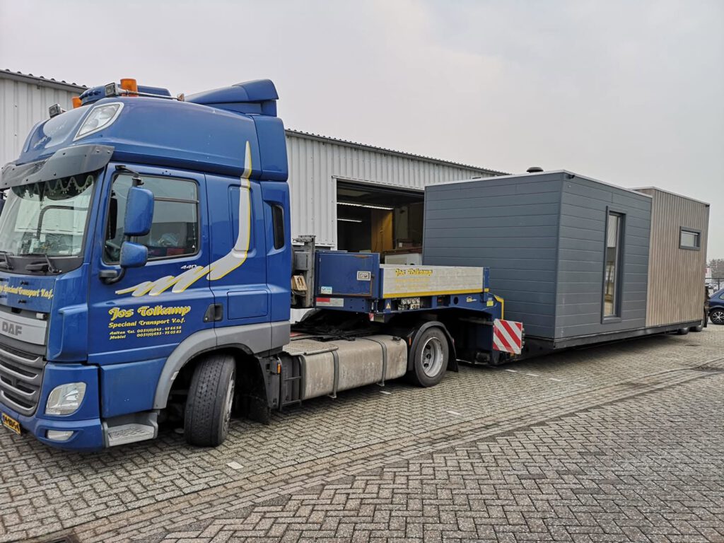 Een permanente prefab woonunit in de tuin plaatsen